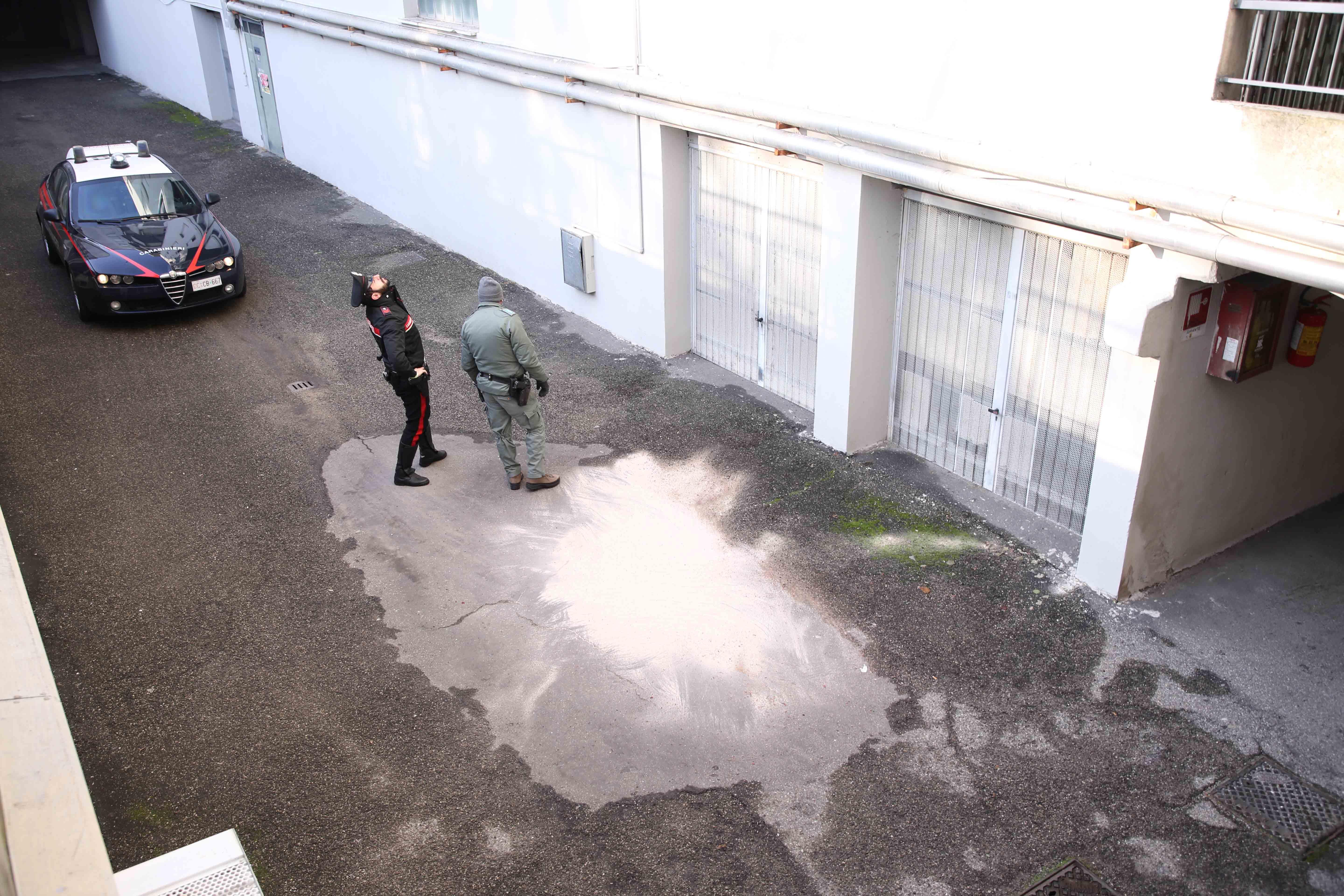 Il luogo in cui è stato trovato il 47enne precipitato dal balcone in via Papa Giovanni XXIII