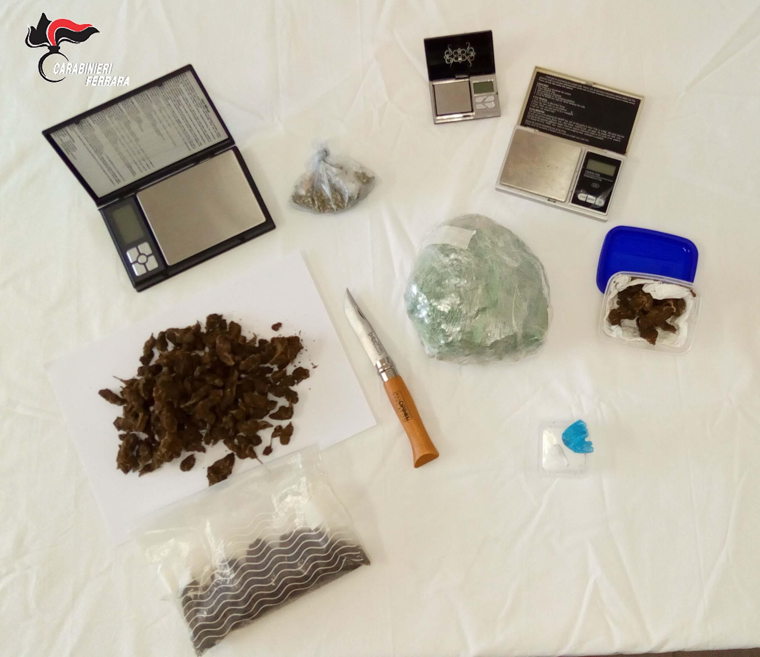 La droga e il materiale da confezionamento sequestrati alla coppia