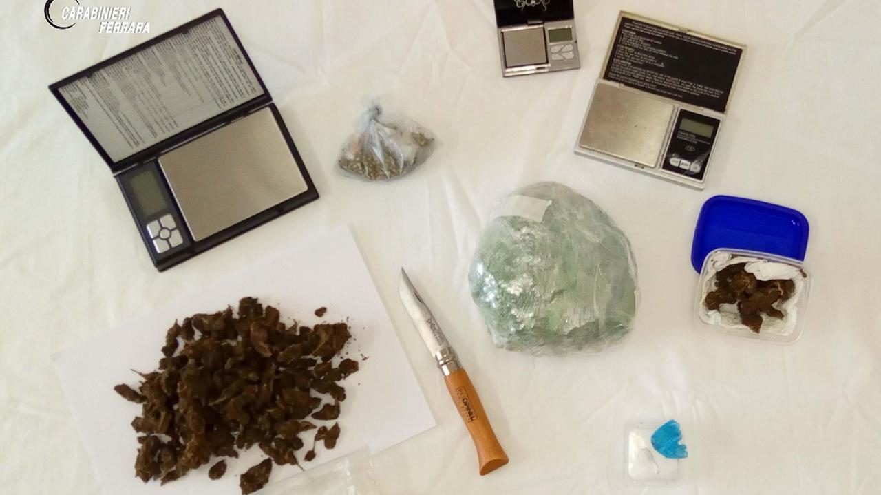 La droga e il materiale da confezionamento sequestrati alla coppia