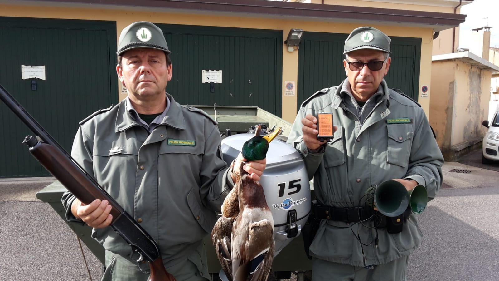 Gli agenti di polizia provinciale con il materiale sequestrato ai due cacciatori comacchiesi