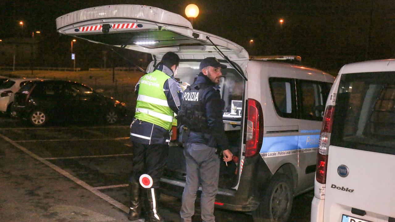 Paura a Reggio Emilia, un folle semina il panico al volante della sua auto