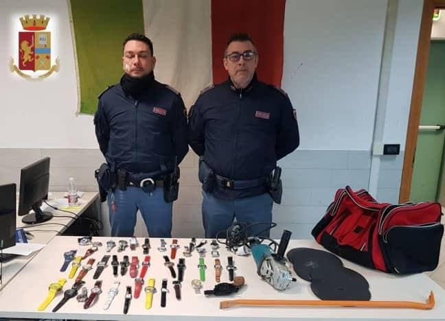 Modena, ladri inseguiti abbandonano il bottino