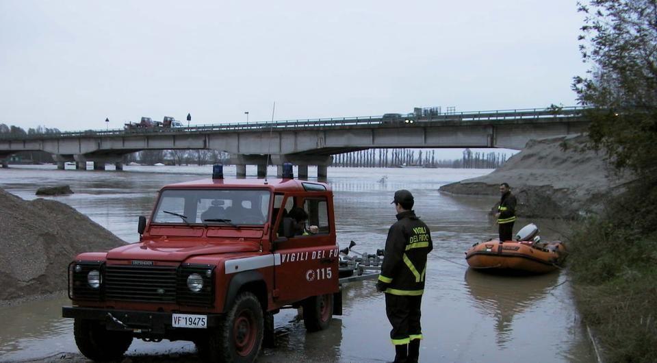 Auto accesa vicino al ponte: si cerca una donna nelle acque del Po 