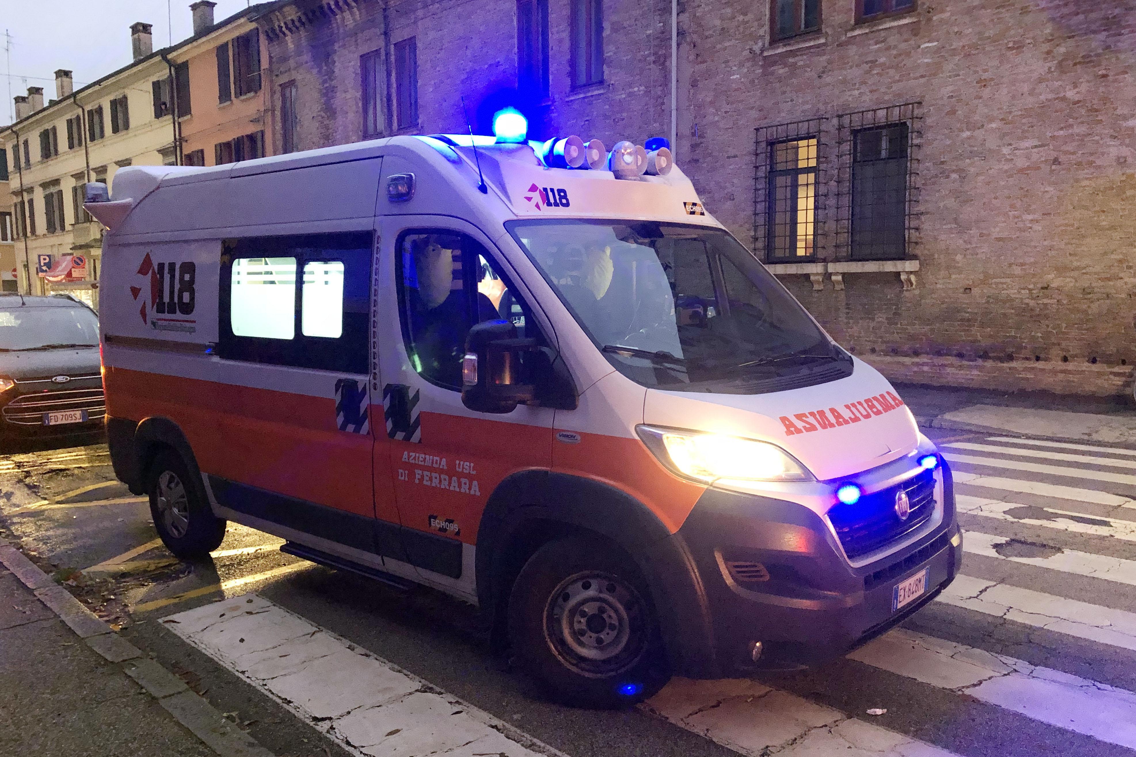 Sedicenne fa il pieno di whisky e si sente male