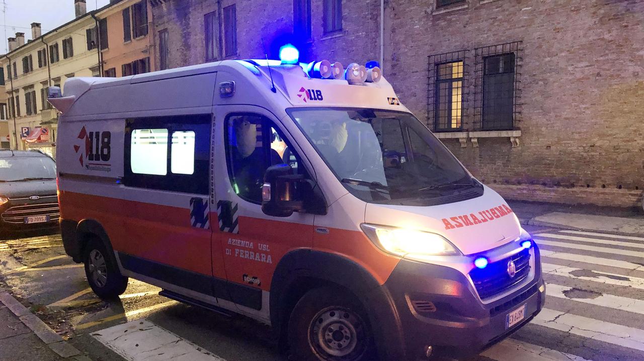 Sedicenne fa il pieno di whisky e si sente male