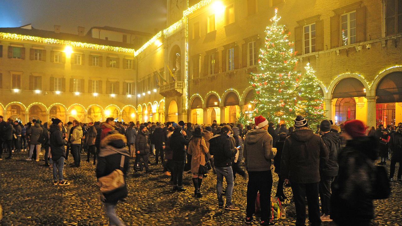 In centro a Modena una Vigilia di auguri e brindisi fino a notte