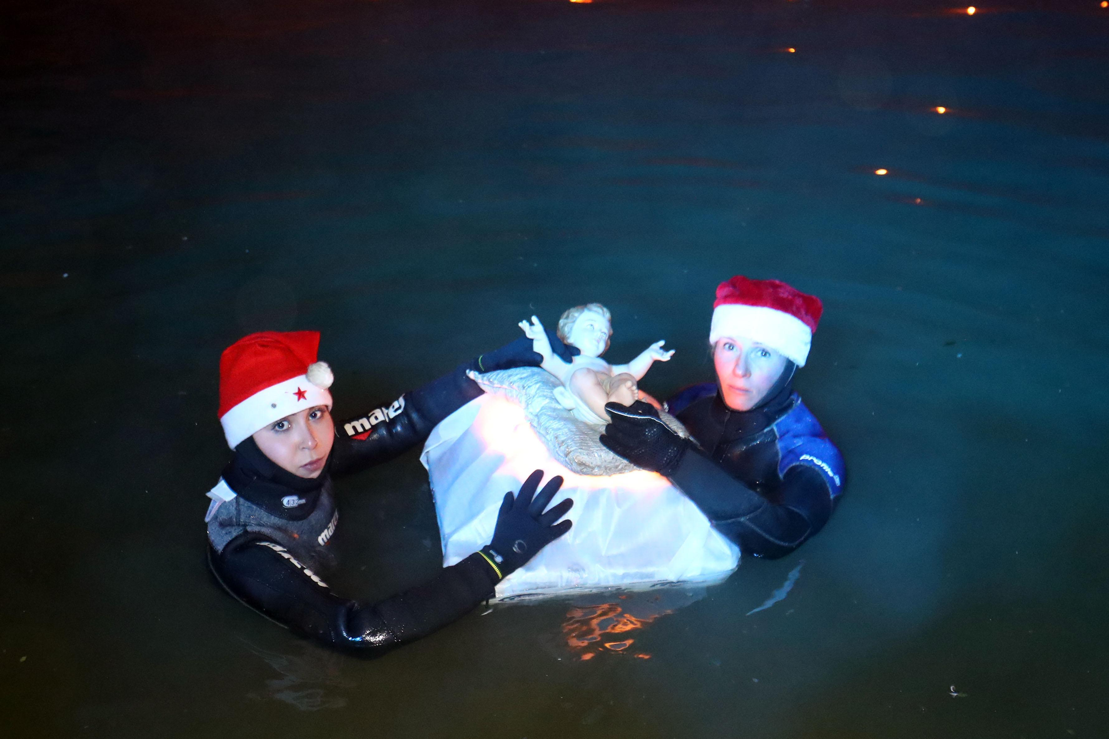Il Bambinello portato dai sub nel fossato del Castello fiono al Presepe