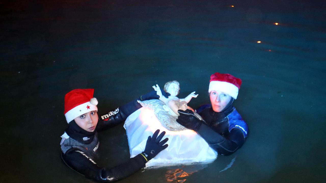 Il Bambinello portato dai sub nel fossato del Castello fiono al Presepe