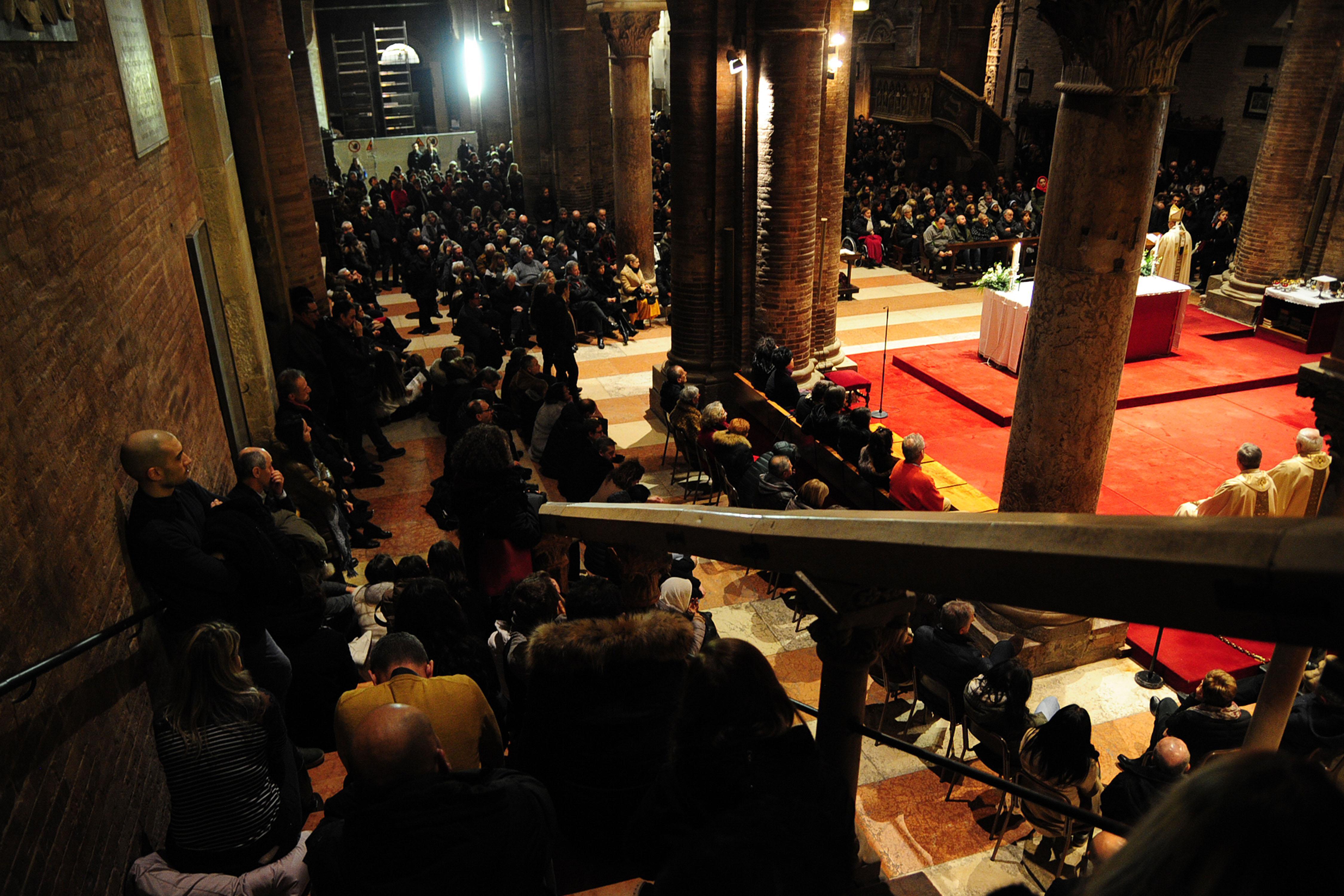 Modena, Messa di Natale in Duomo ricordando i poveri