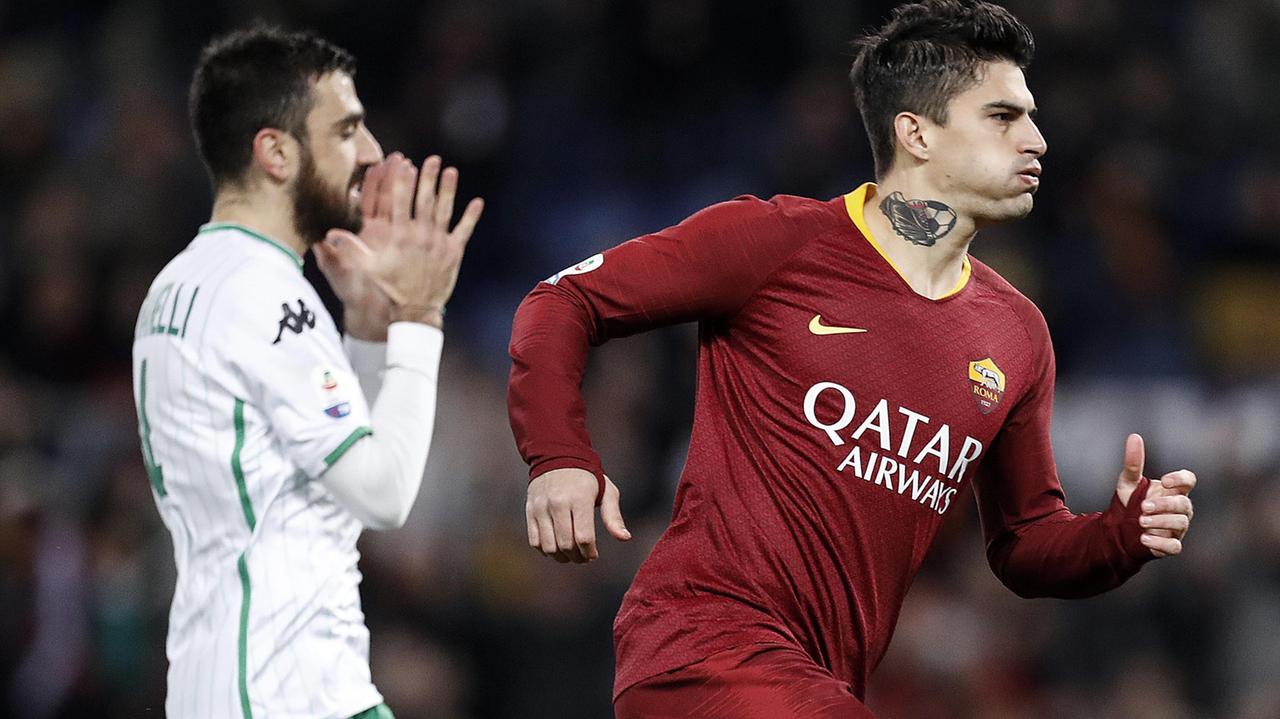 L'esultanza di Diego Perotti per il gol dell'1-0 su rigore e la disperazione di capitan Magnanelli