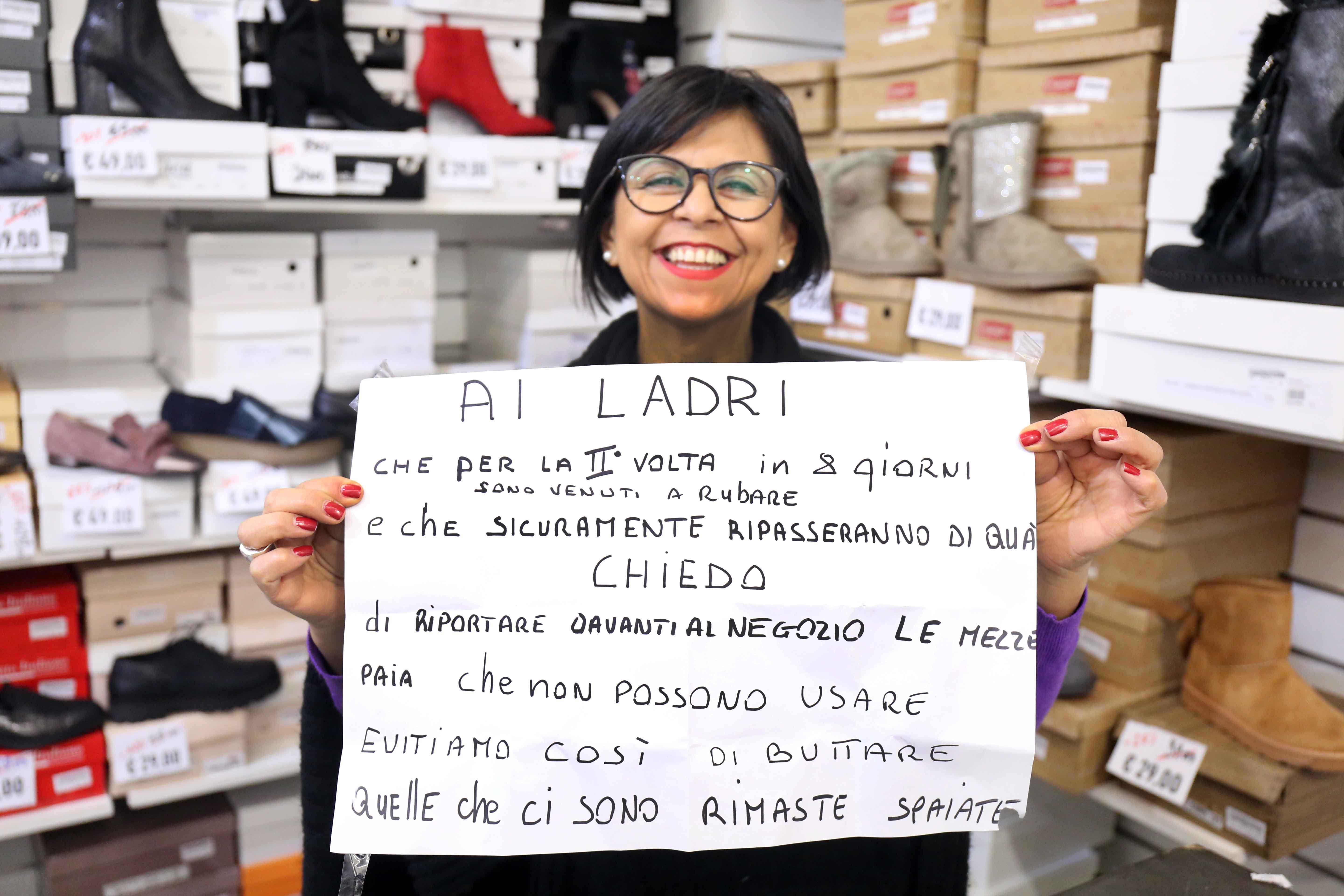 Il cartello appeso davanti al negozio Spagni Due dopo i furti