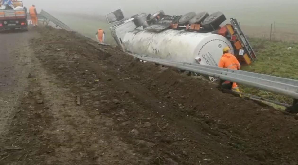 A13, autocisterna finisce fuori strada e si ribalta nella scarpata 