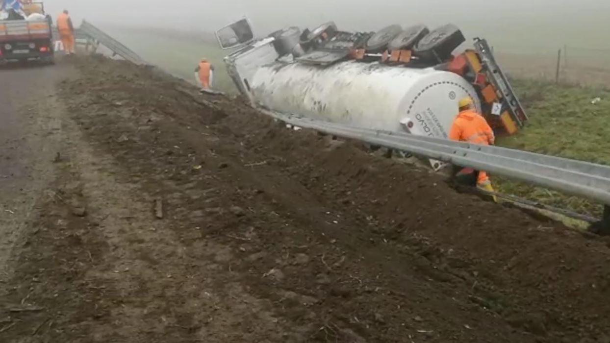A13, autocisterna finisce fuori strada e si ribalta nella scarpata