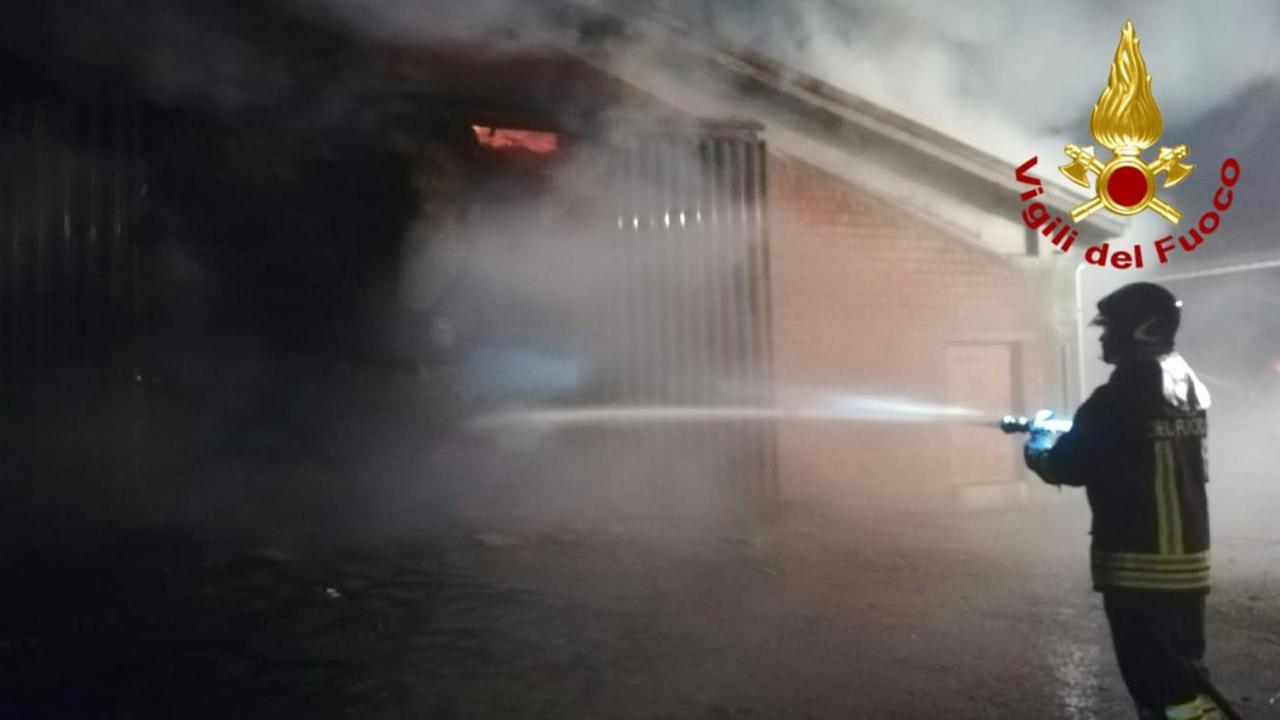 Incendio distrugge 250 rotoballe, vigili del fuoco al lavoro da ieri sera