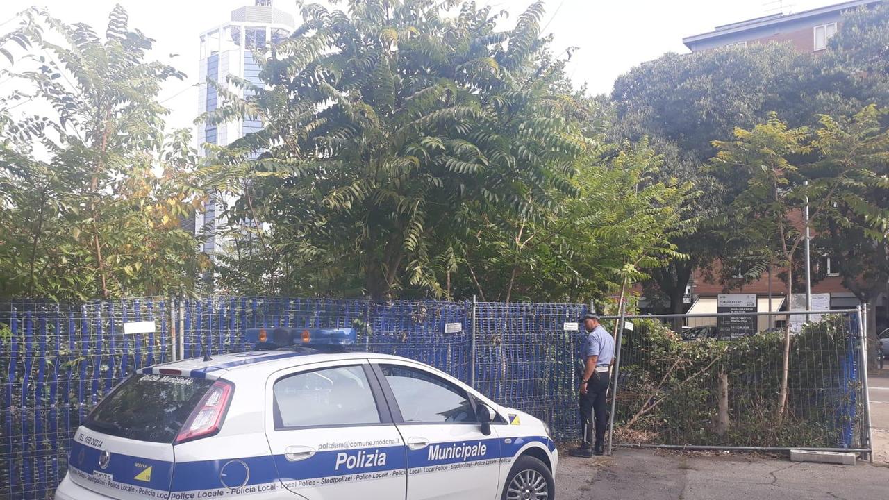 Modena, camper urta auto e fugge