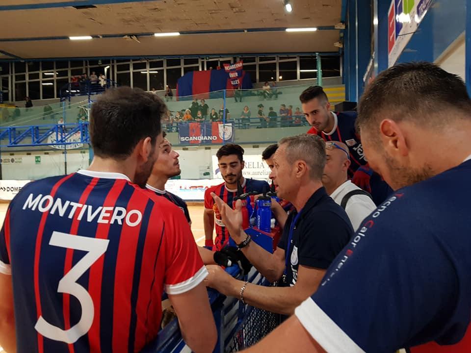 Il tecnico Roberto Crudeli indottrina la sua uBroker durante un time out