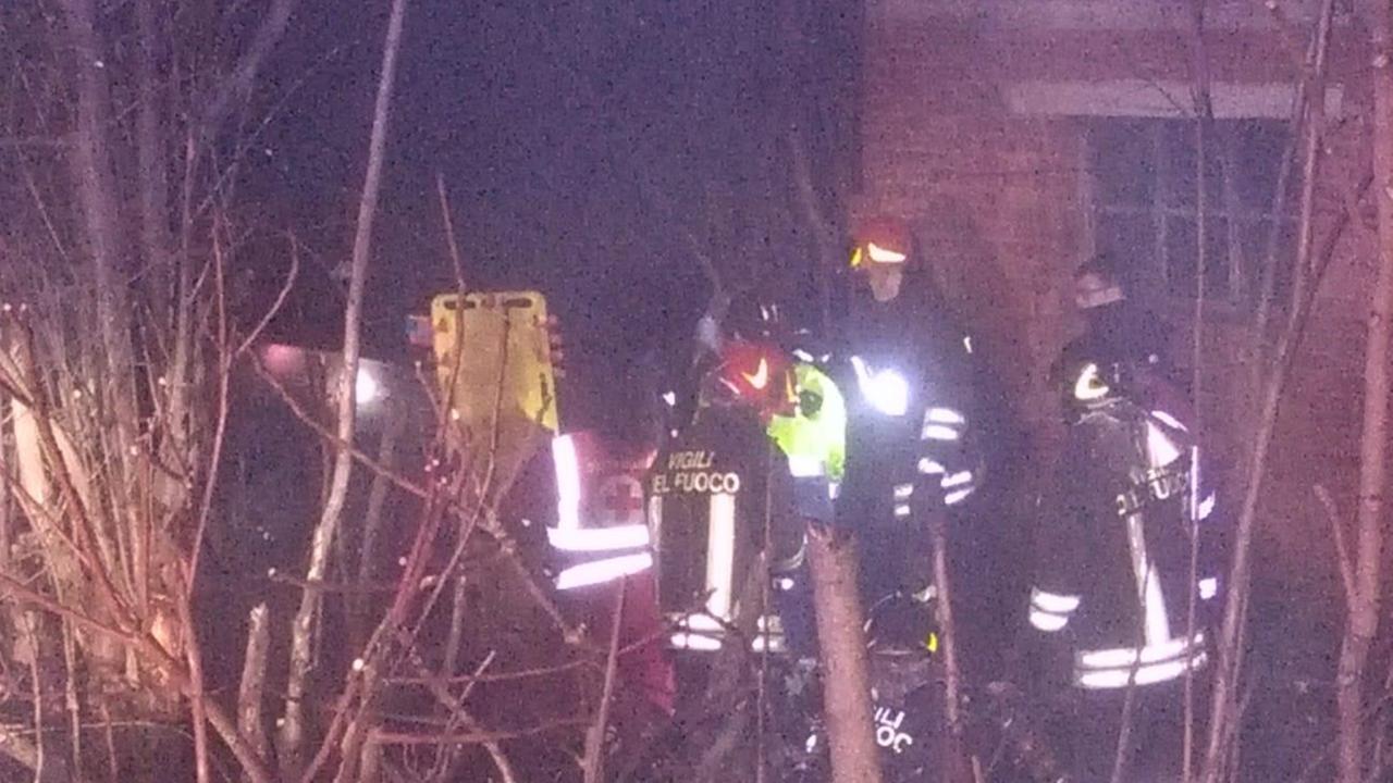 Troppa nebbia, sbatte contro una casa e finisce nel canale