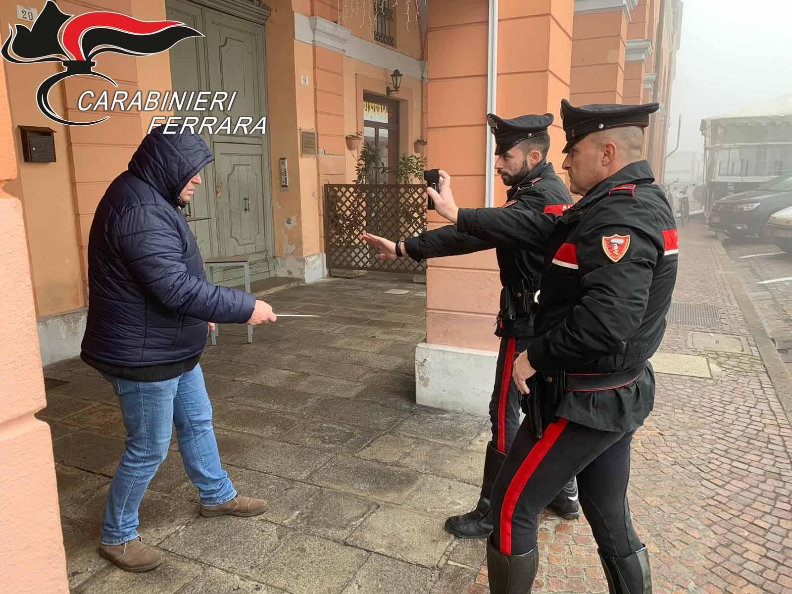 Minaccia di morte i genitori, bloccato con lo spray al peperoncino