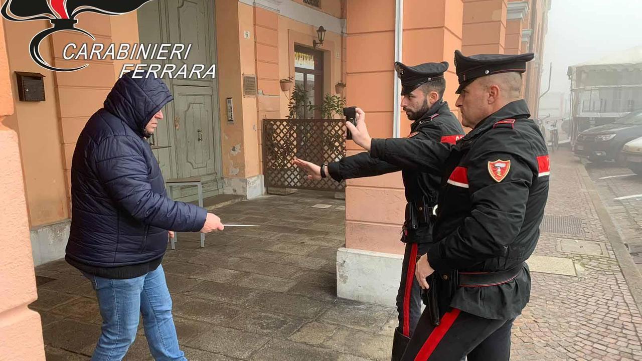 Minaccia di morte i genitori, bloccato con lo spray al peperoncino