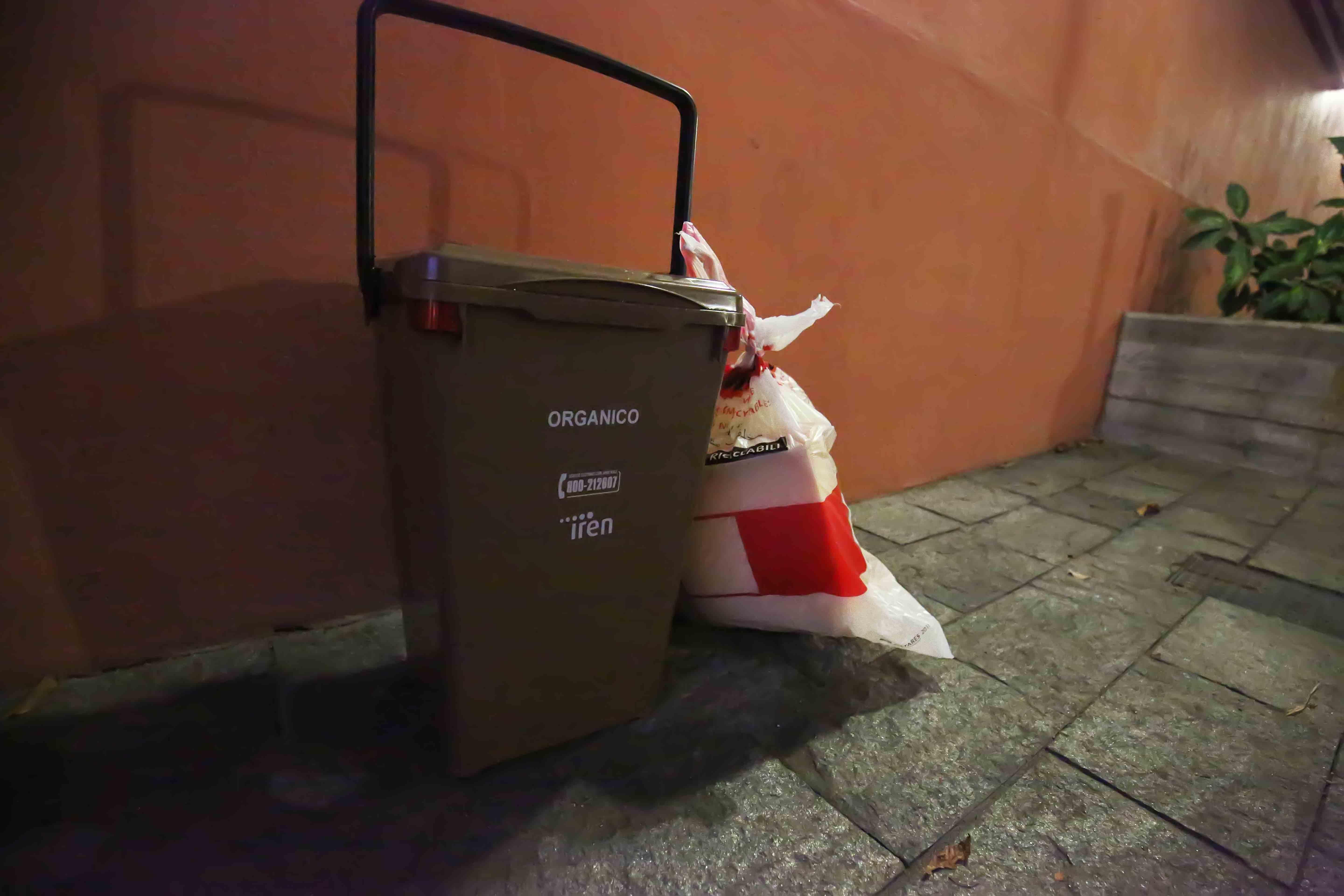 Reggio Emilia, la sera di San Silvestro sospesa la raccolta dei rifiuti in centro storico 