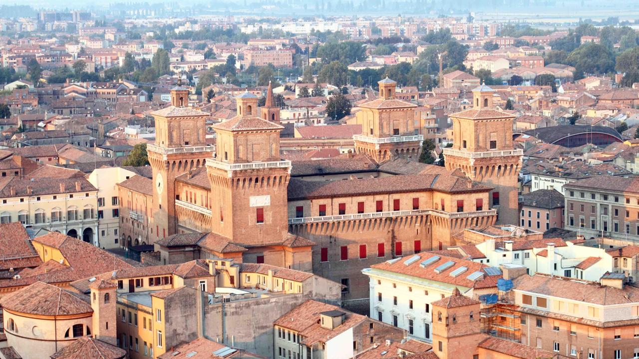 Un'immagine di Ferrara vista da una mongolfiera di Balloons
