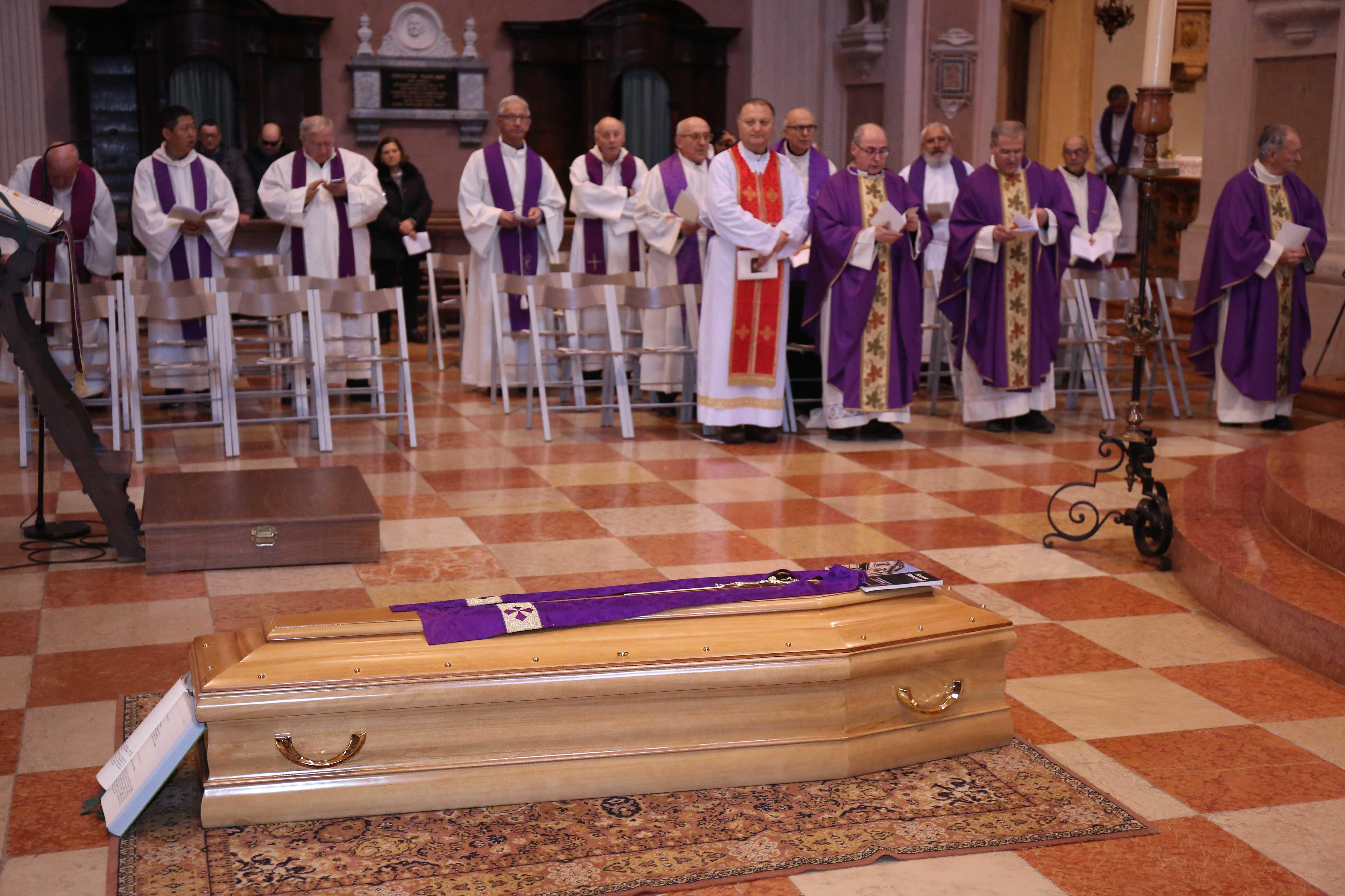 L'addio a don Cesare, per 45 anni rettore della chiesa di San Giorgio