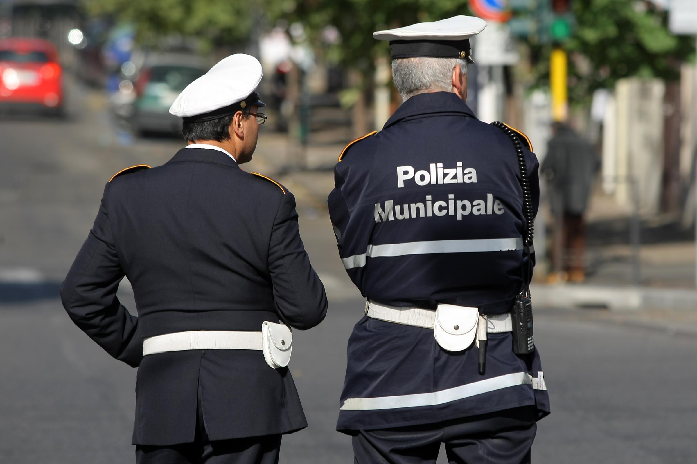 Finti vigili in borghese bussano alla porta, la polizia municipale: "Non aprite"
