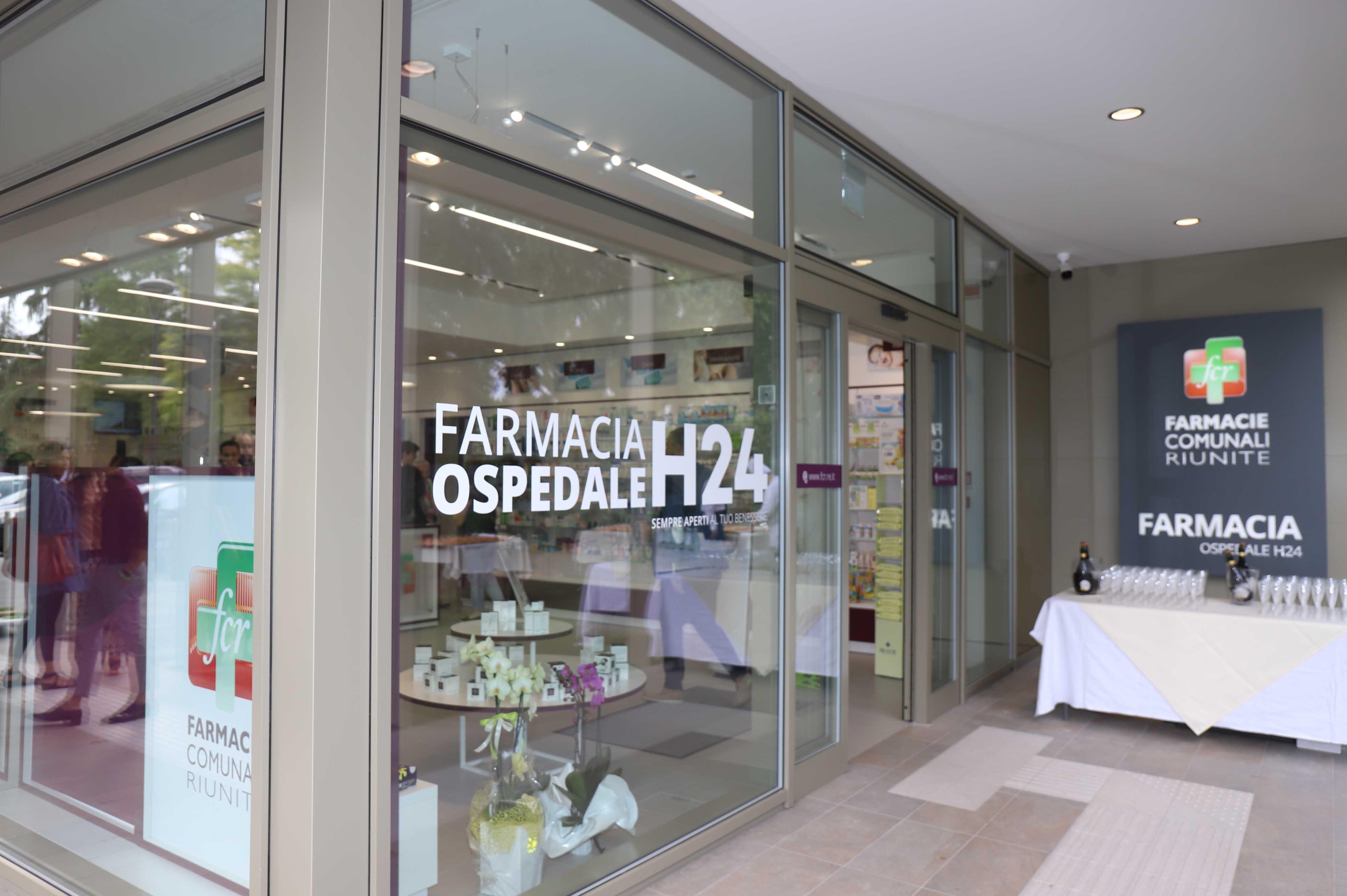 La farmacia H24 davanti all'arcispedale Santa Maria Nuova di Reggio Emilia