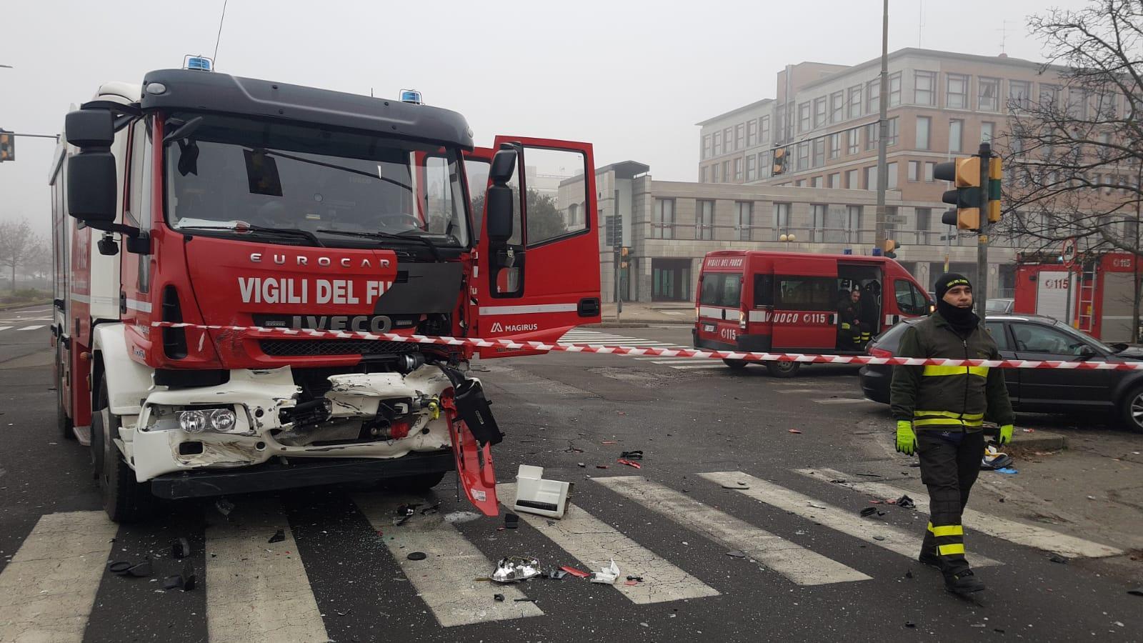 Modena, incidente tra auto e autobotte dei vigili del fuoco: 8 i feriti, grave una ragazza