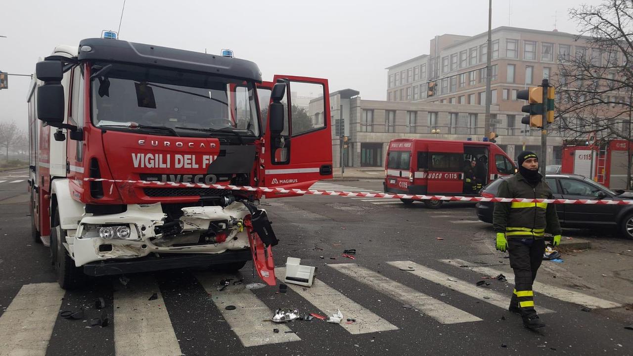 Modena, incidente tra auto e autobotte dei vigili del fuoco: 8 i feriti, grave una ragazza