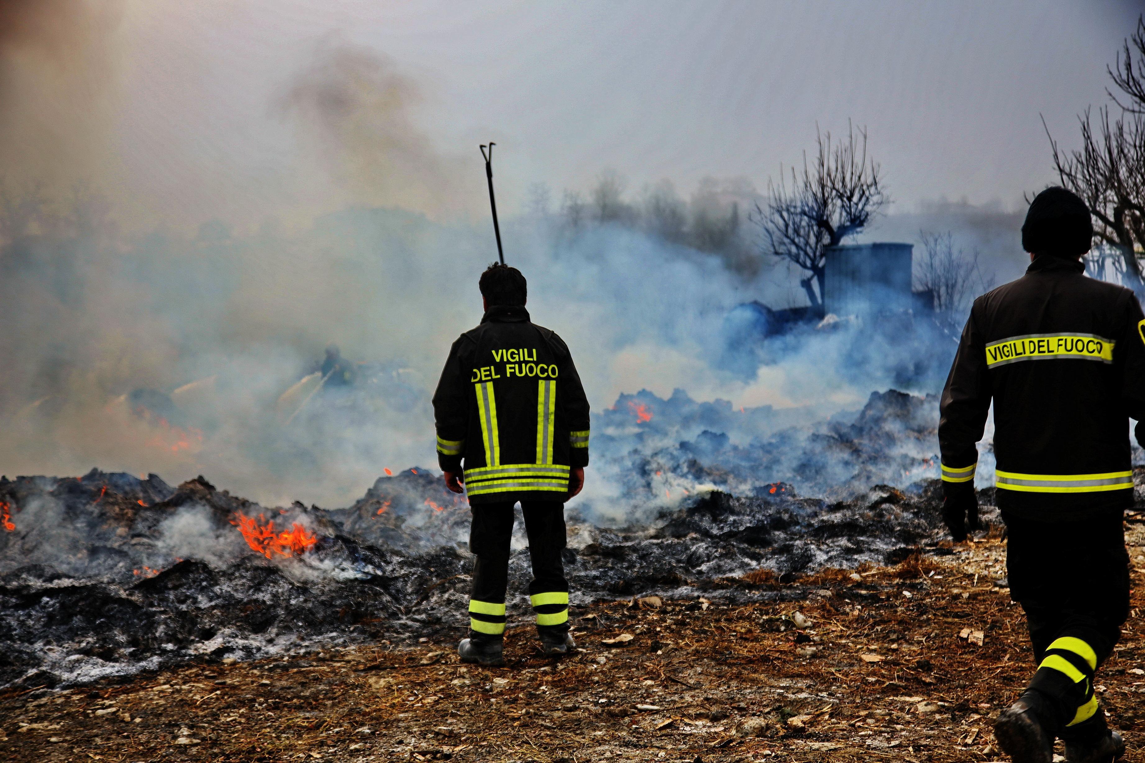 Castelvetro, lanterna cinese provoca incendio di 250 rotoballe di fieno 