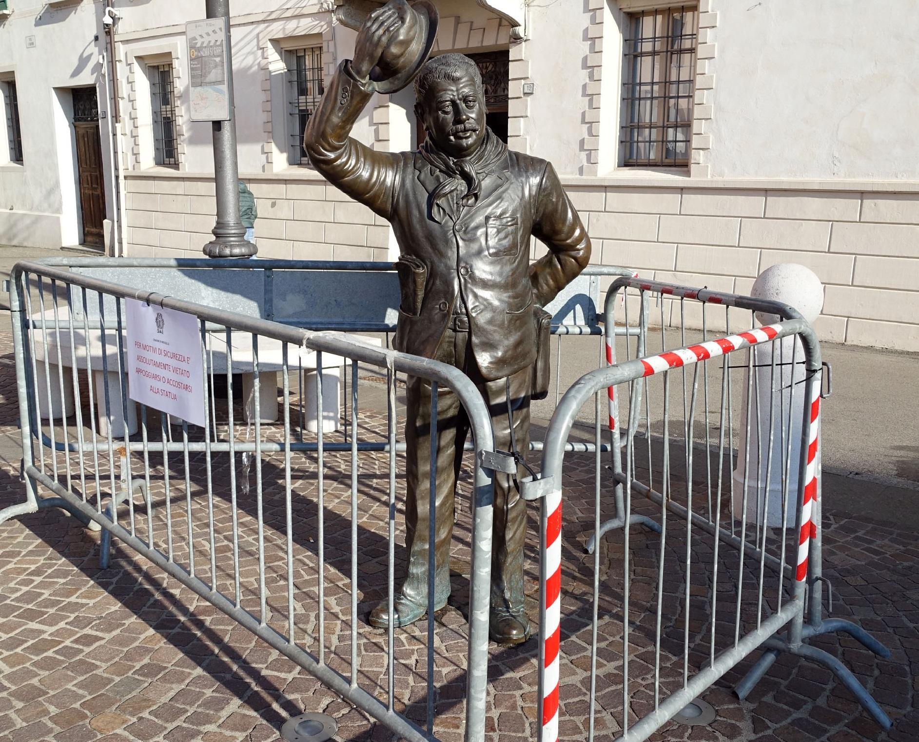 Troppi turisti si appoggiano per far le foto, cede la statua di Peppone a Brescello