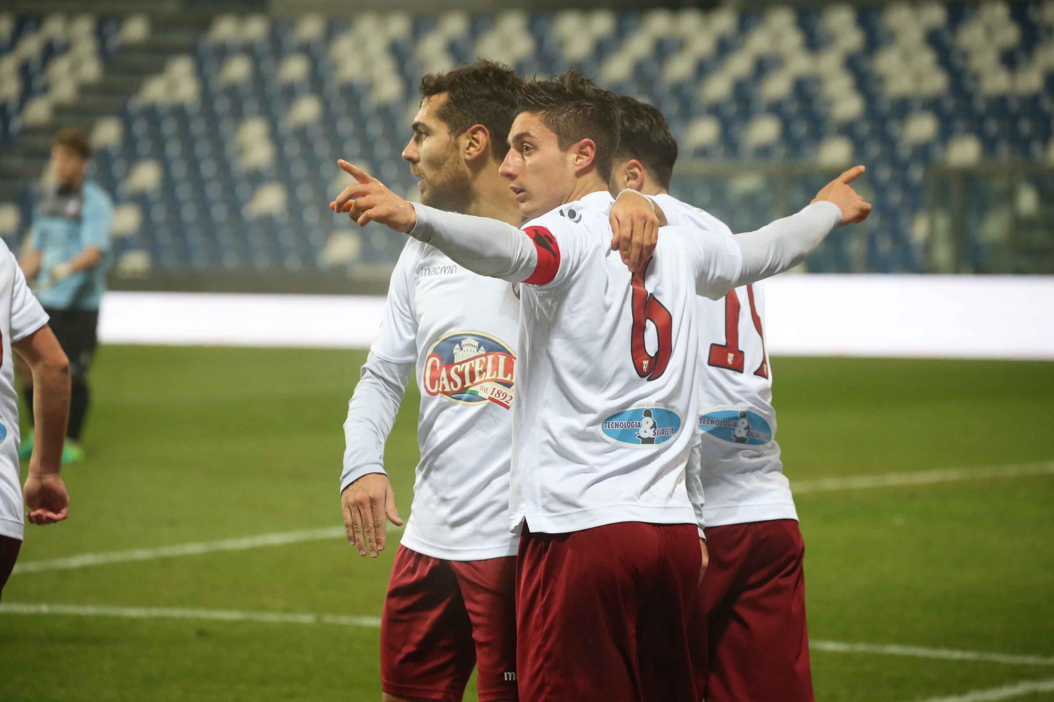 Spanò festeggia dopo aver realizzato un gol