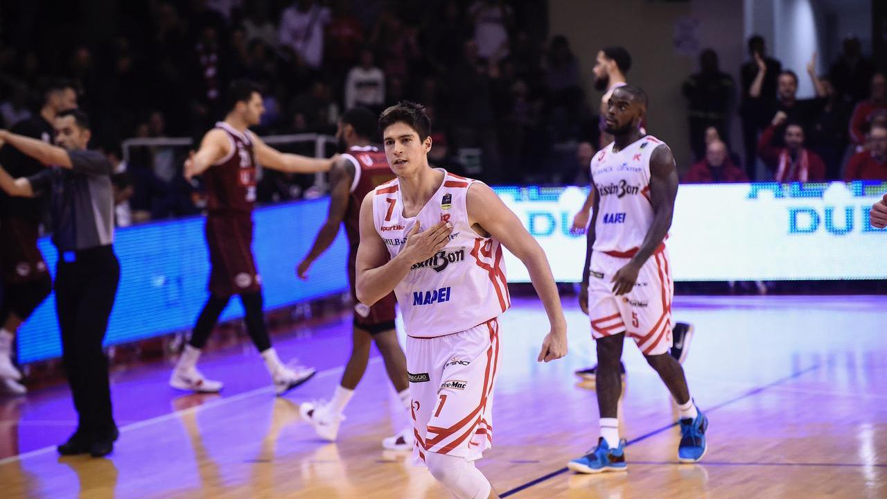 Il play biancorosso Leo Candi esulta dopo un canestro realizzato nel match contro la Reyer Venezia