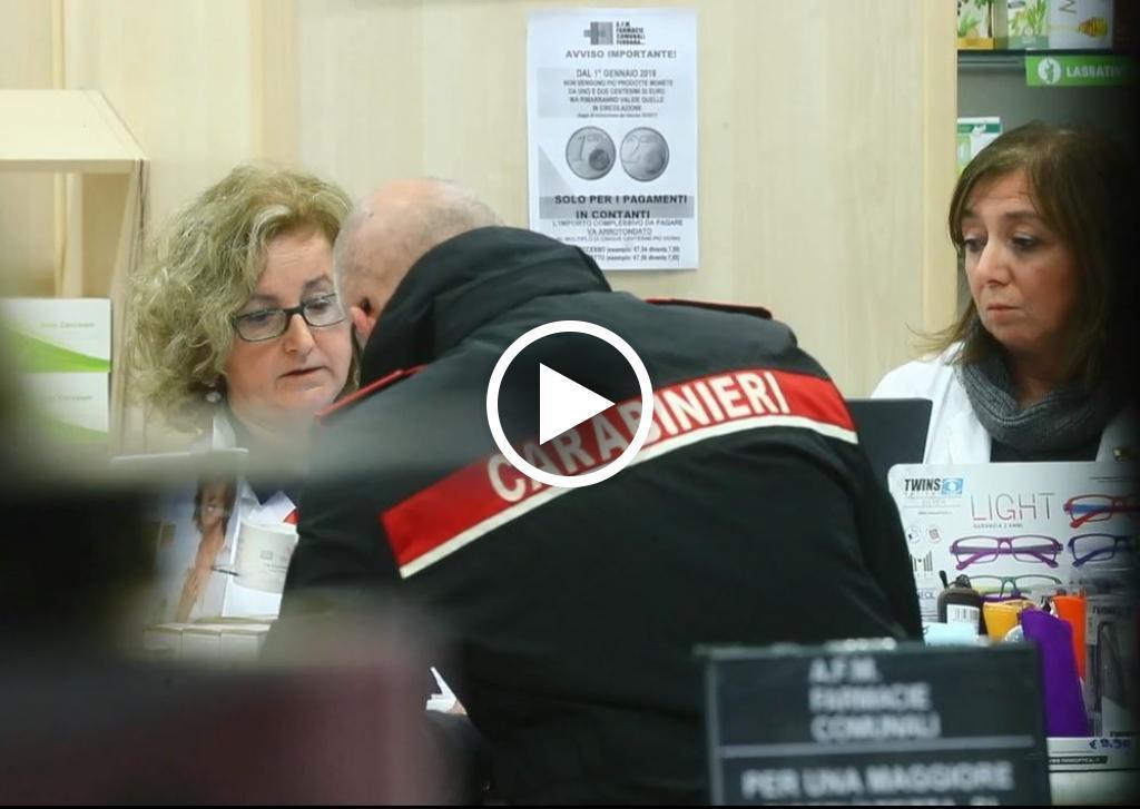 Le farmaciste di Pontegradella mentre rendono la loro testimonianza ai carabinieri