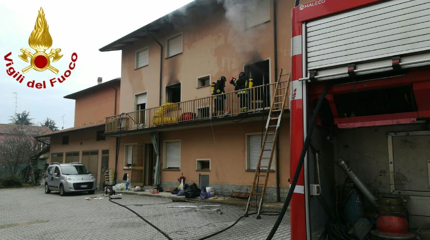 Vigili del fuoco nella palazzina in via Rivasi a Cavriago andata a fuoco