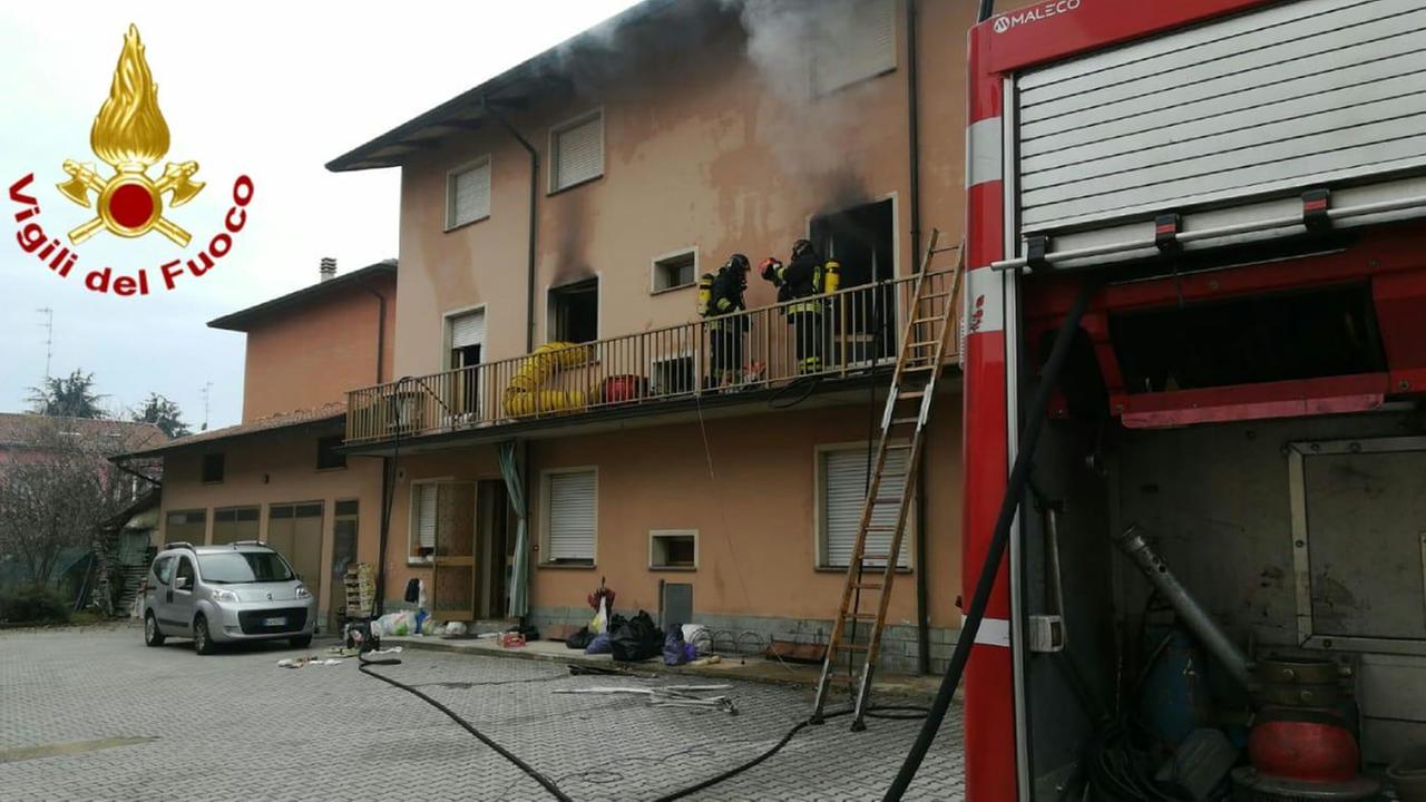 Vigili del fuoco nella palazzina in via Rivasi a Cavriago andata a fuoco