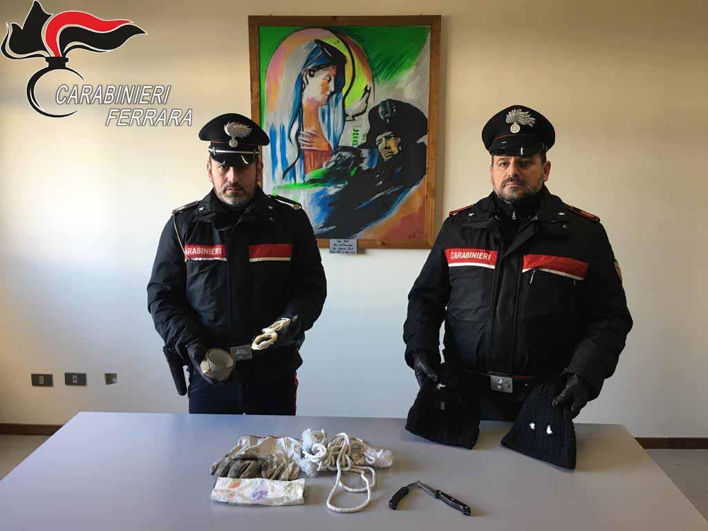 Cento, aggredito a calci e pugni dai ladri al rientro a casa