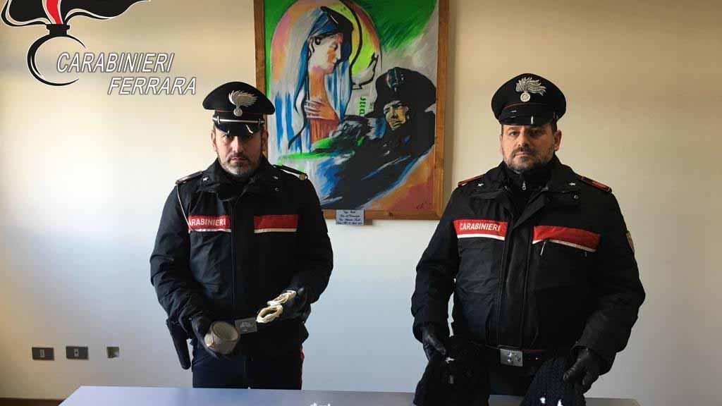 Cento, aggredito a calci e pugni dai ladri al rientro a casa