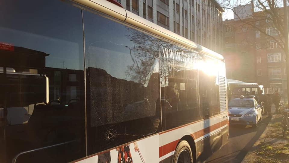Colpisce il bus con una bottiglia, si denuda e getta tutti i rifiuti in strada