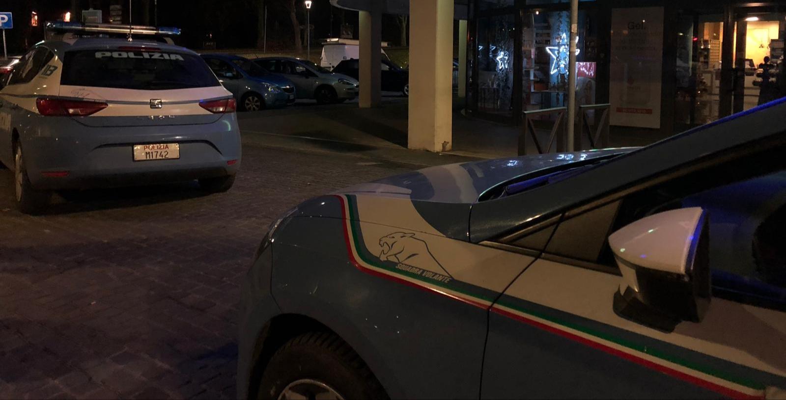 Infastidisce gli ospiti della Casona e lancia piatti contro i poliziotti: arrestato