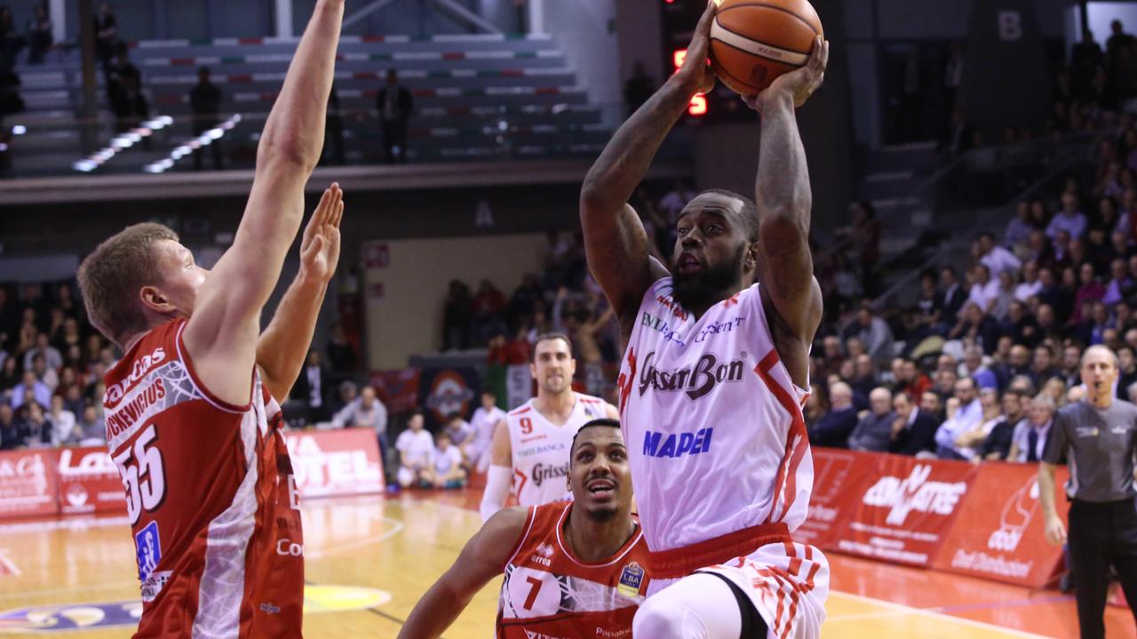 KC Rivers a canestro nel match contro Pesaro al pala Bigi