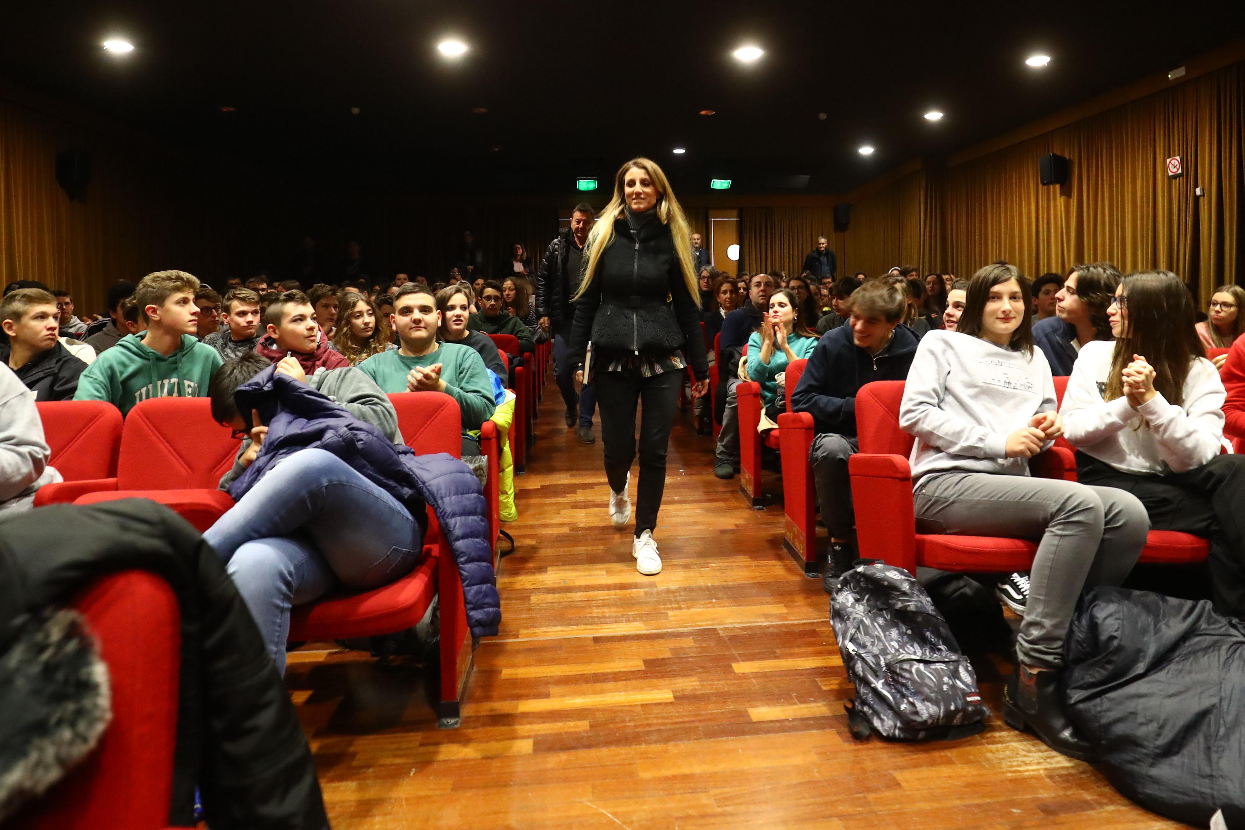 La lotta alla droga spiegata agli studenti