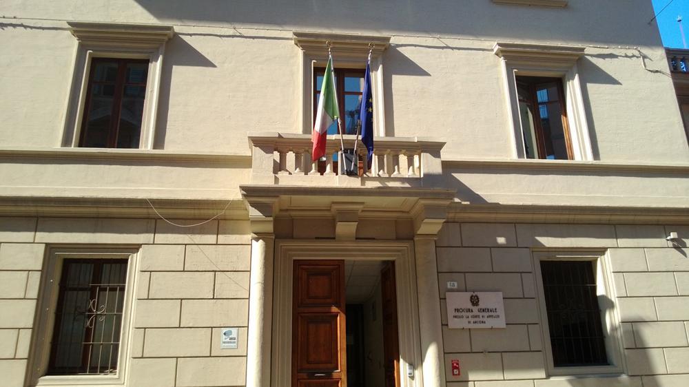 Modena, corruzione: poliziotto e agenzia investigativa nei guai