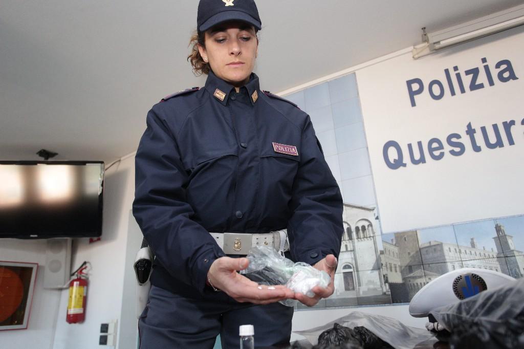 Modena. Coppia di spacciatori a domicilio catturati (con droga) in via Cerretti 