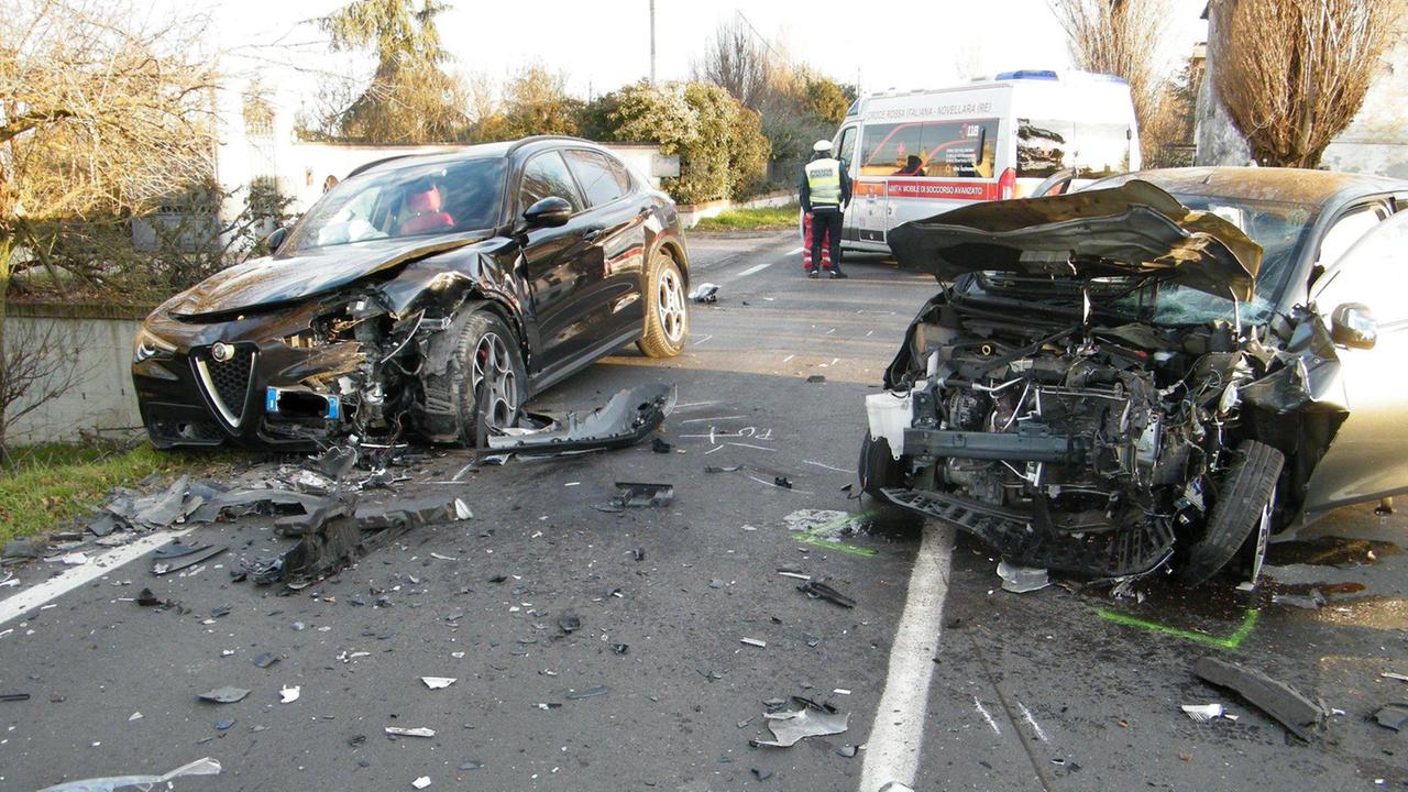 La Peugeot 108 e l'Alfa Romeo Stelvio che si sono scontrate frontalmente lungo la Provinciale Nord a Novellara e sullo sfondo la polizia muncipale Bassa Reggiana che ha rilevato l'incidente