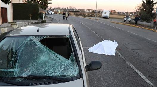 Travolto dall'auto e sbalzato a terra, muore ciclista 