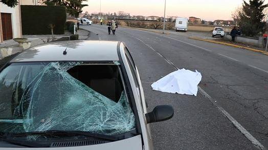 Travolto dall'auto e sbalzato a terra, muore ciclista
