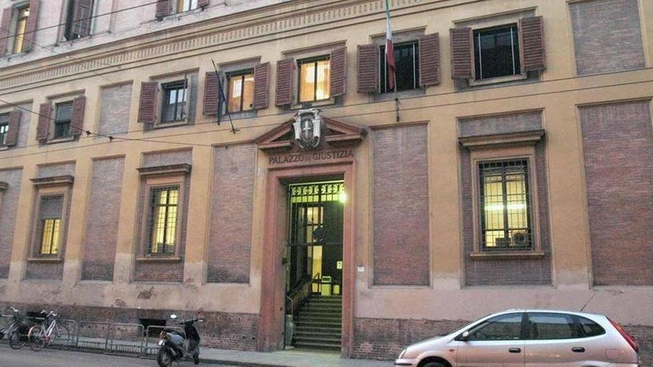 Modena, perseguitava i vicini di casa: condannato per stalking condominiale