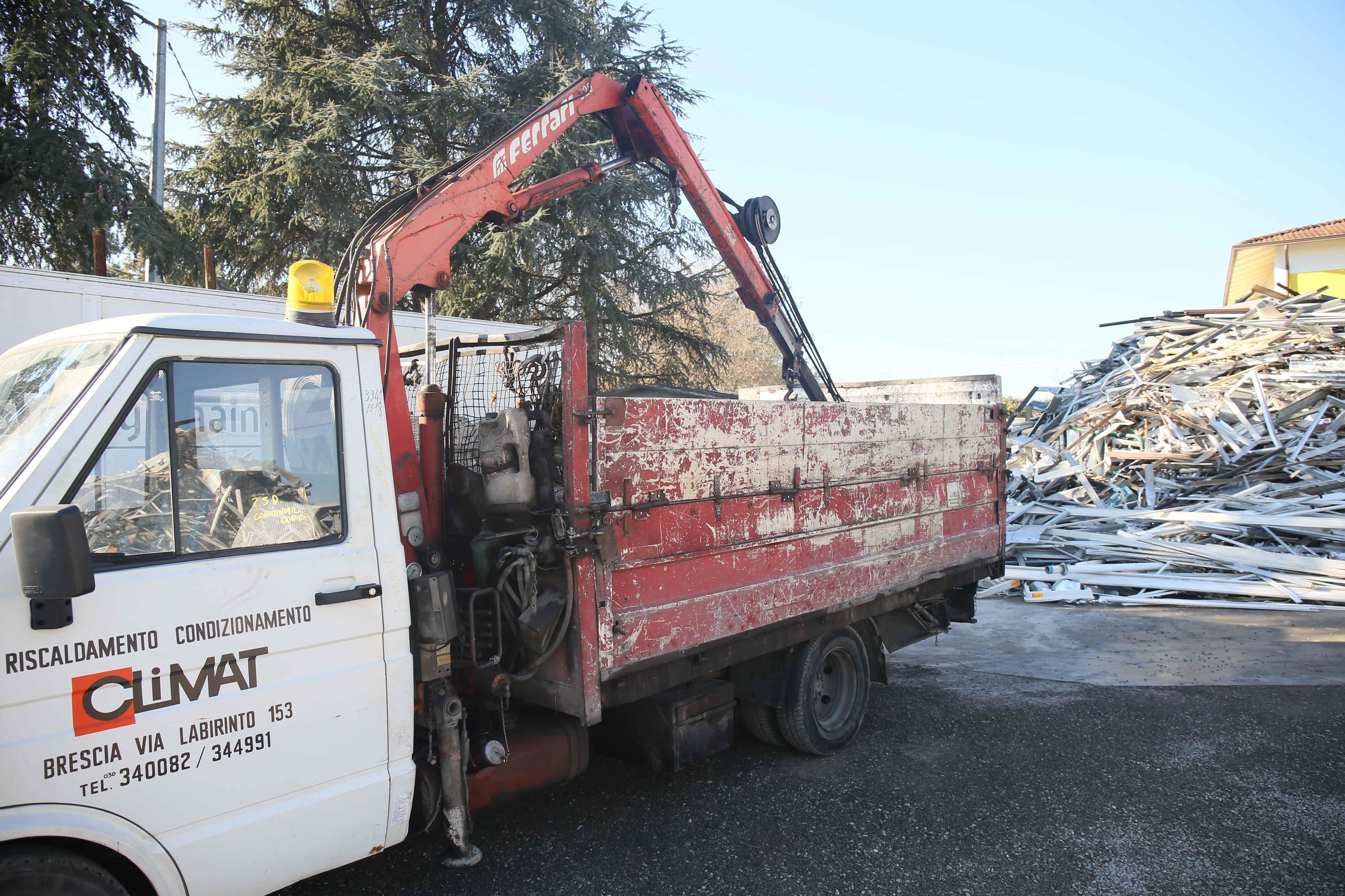Il camion dal quale è caduto l'anziano